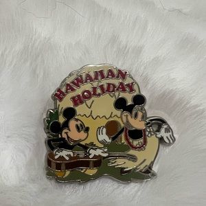 Vintage Disney pin #12451 12 Months of Magic Hawaiian Holiday Mickey Minnie